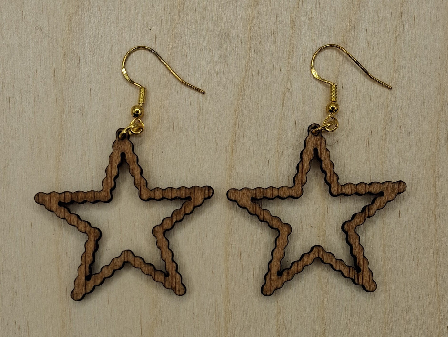 Brincos de Madeira GEOMÉTRICOS cortados a laser e apresentados simples, envernizados ou pintados.