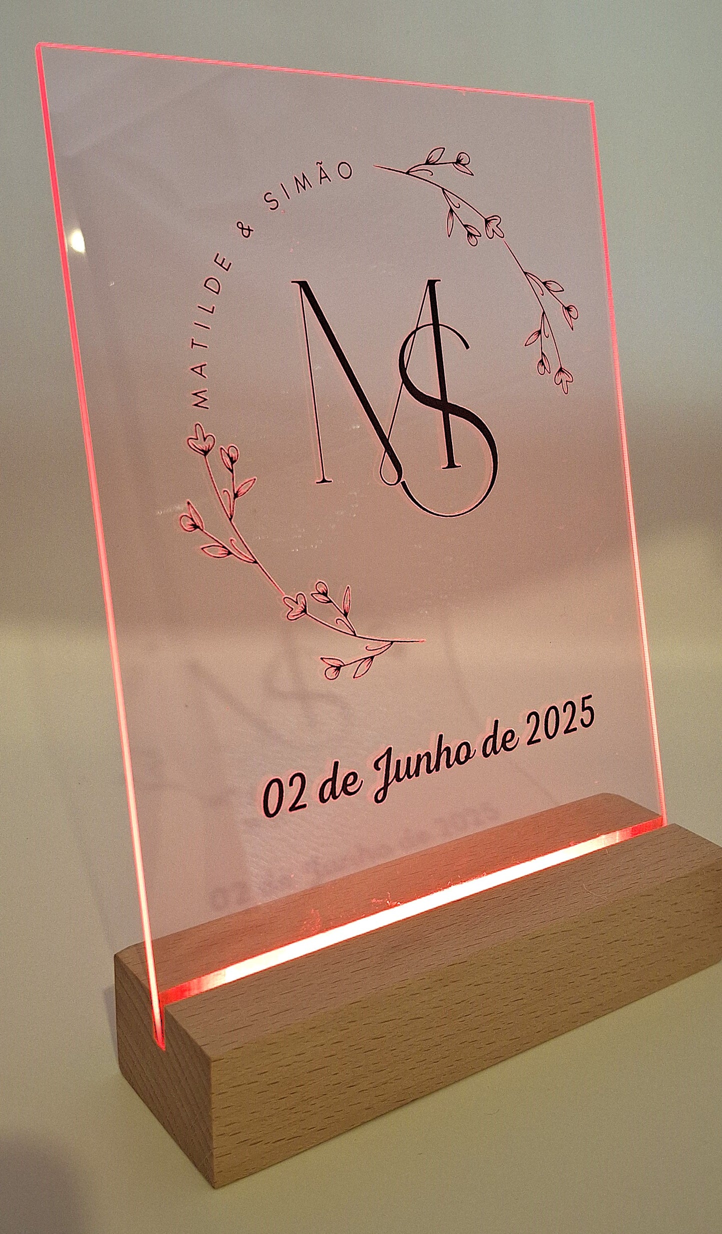 Paineis A5 comemorativos ou informativos em acrilico, com base madeira e iluminação LED