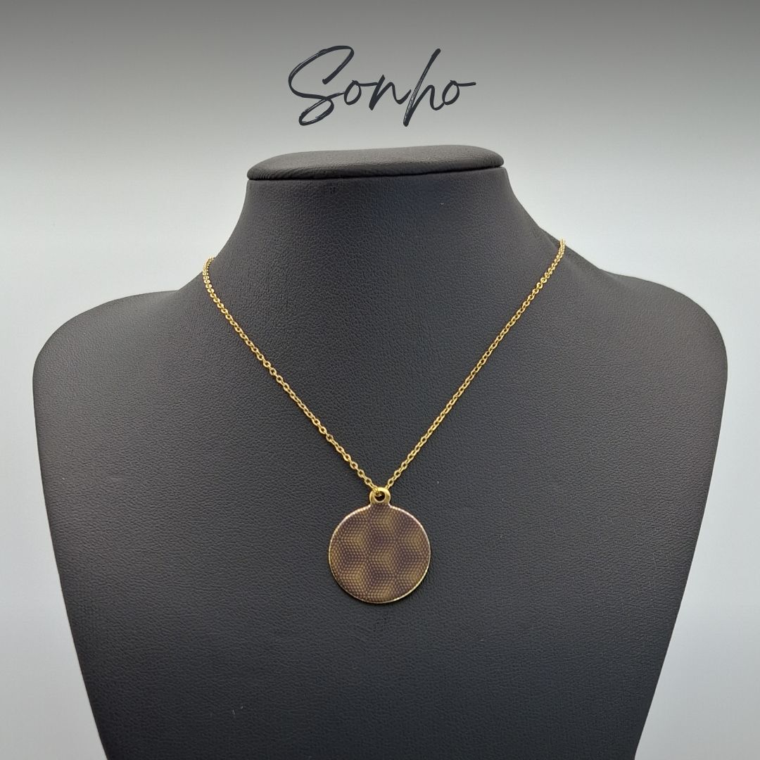 Pendentes redondos, gravados a laser, em aço dourado com fio