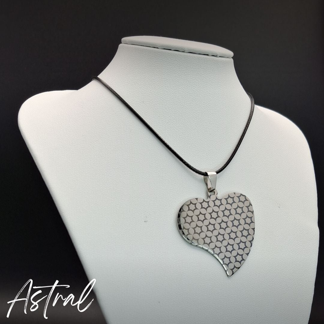 Pendentes coração, gravados a laser, em aço inoxidável, com fio