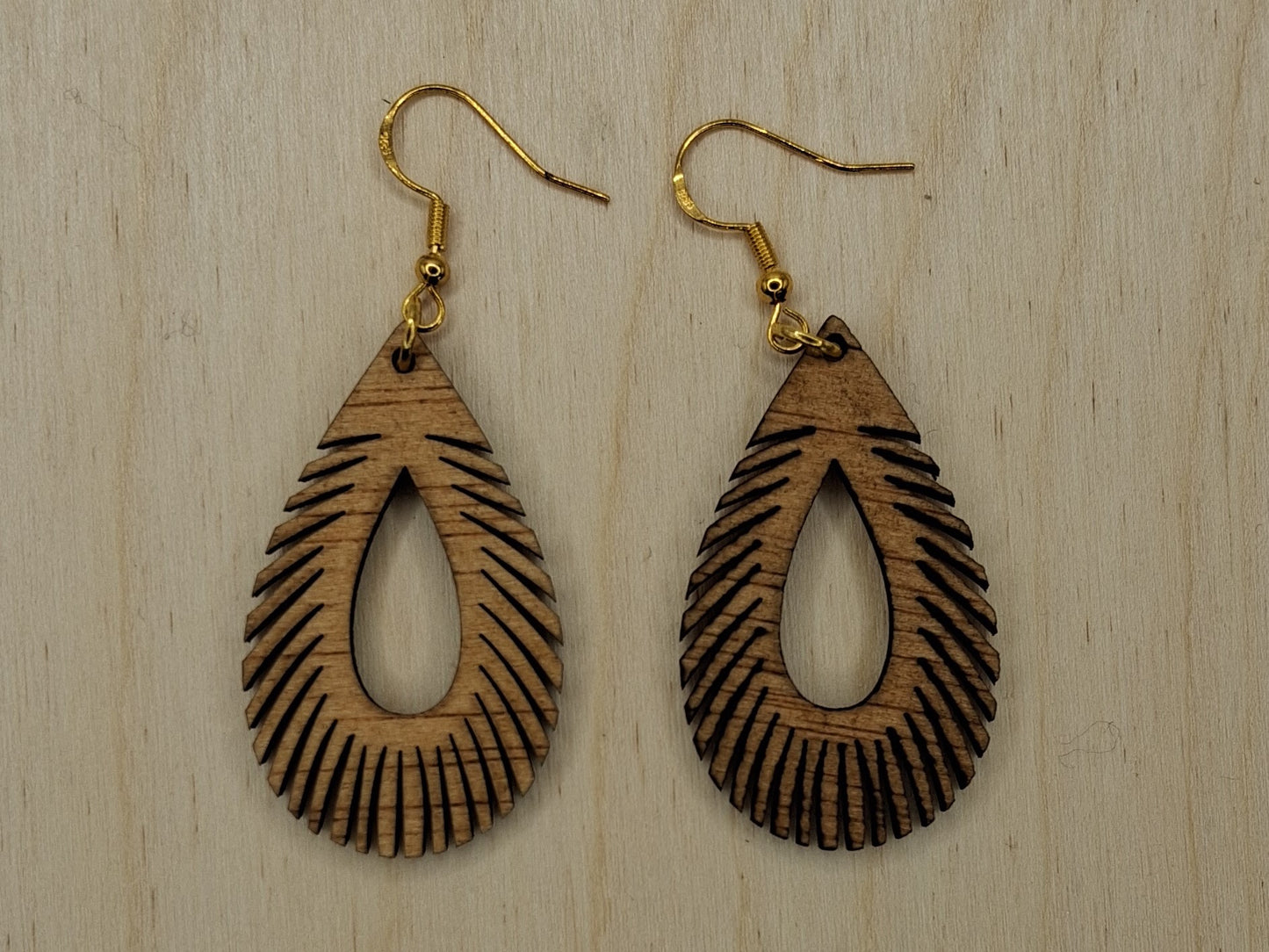 Brincos de Madeira GEOMÉTRICOS cortados a laser e apresentados simples, envernizados ou pintados.