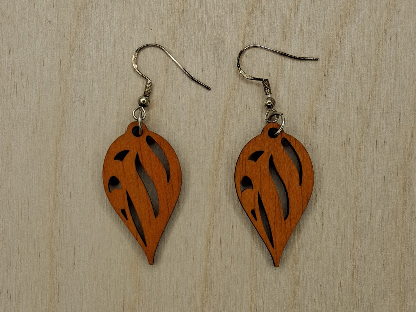 Brincos de Madeira GEOMÉTRICOS cortados a laser e apresentados simples, envernizados ou pintados.
