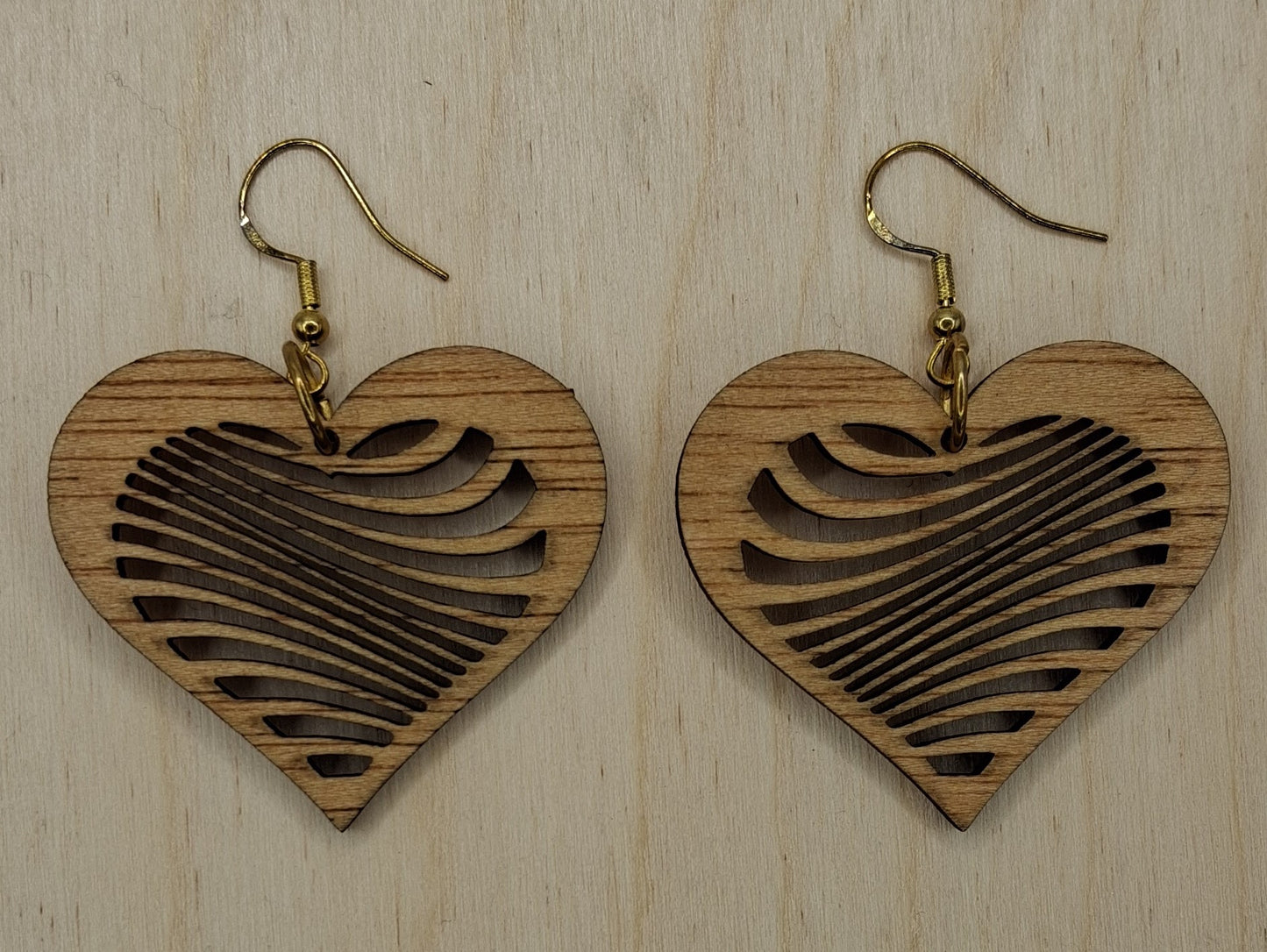 Brincos de Madeira GEOMÉTRICOS cortados a laser e apresentados simples, envernizados ou pintados.