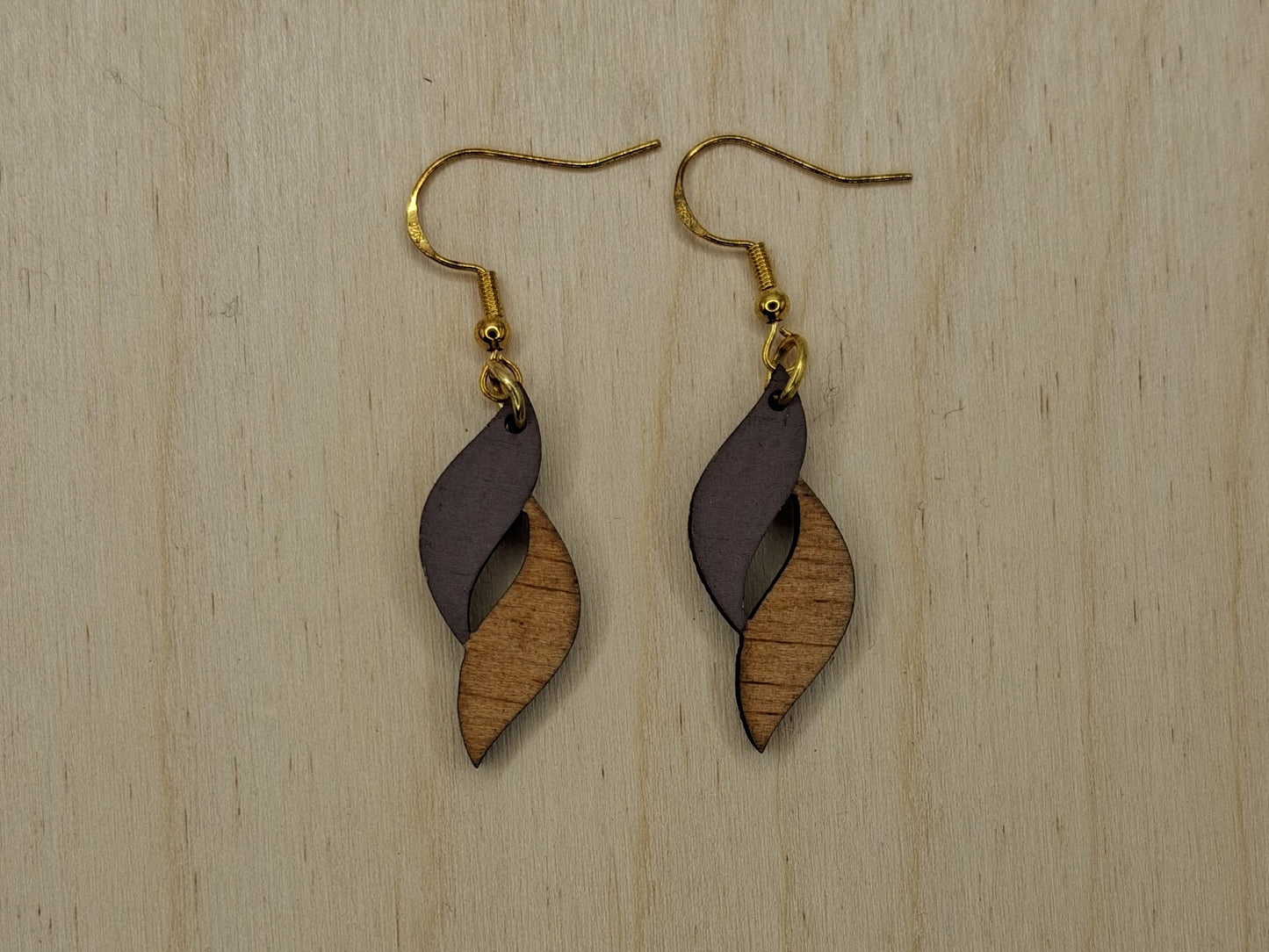 Brincos de Madeira GEOMÉTRICOS cortados a laser e apresentados simples, envernizados ou pintados.