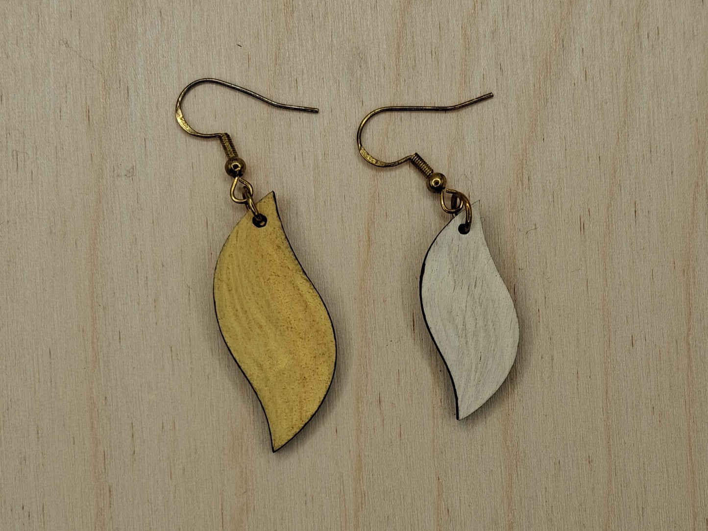 Brincos de Madeira GEOMÉTRICOS cortados a laser e apresentados simples, envernizados ou pintados.