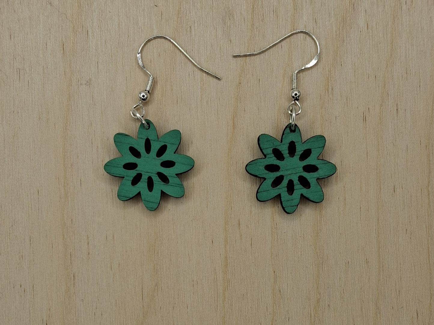 Brincos de Madeira com o tema NATUREZA, cortados a laser