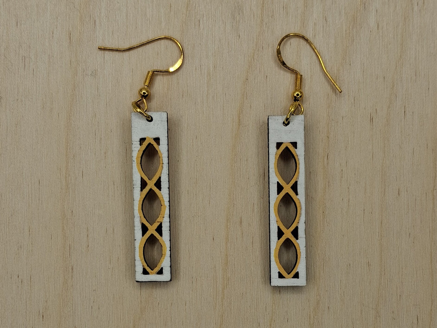 Brincos de Madeira GEOMÉTRICOS cortados a laser e apresentados simples, envernizados ou pintados.