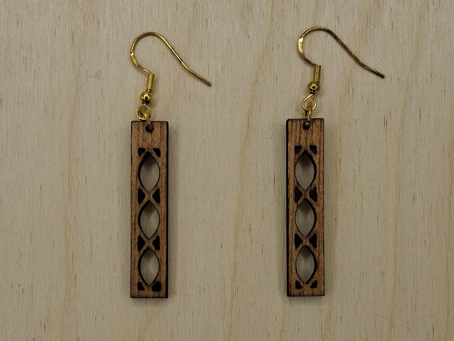 Brincos de Madeira GEOMÉTRICOS cortados a laser e apresentados simples, envernizados ou pintados.