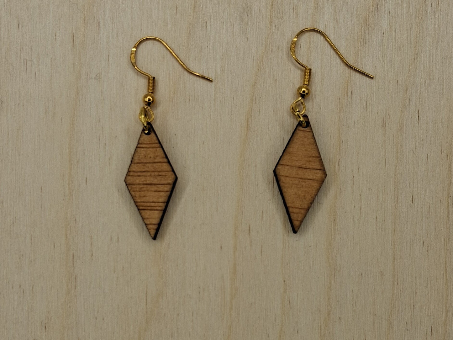 Brincos de Madeira GEOMÉTRICOS cortados a laser e apresentados simples, envernizados ou pintados.