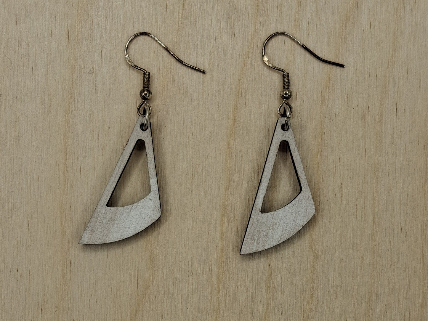 Brincos de Madeira GEOMÉTRICOS cortados a laser e apresentados simples, envernizados ou pintados.