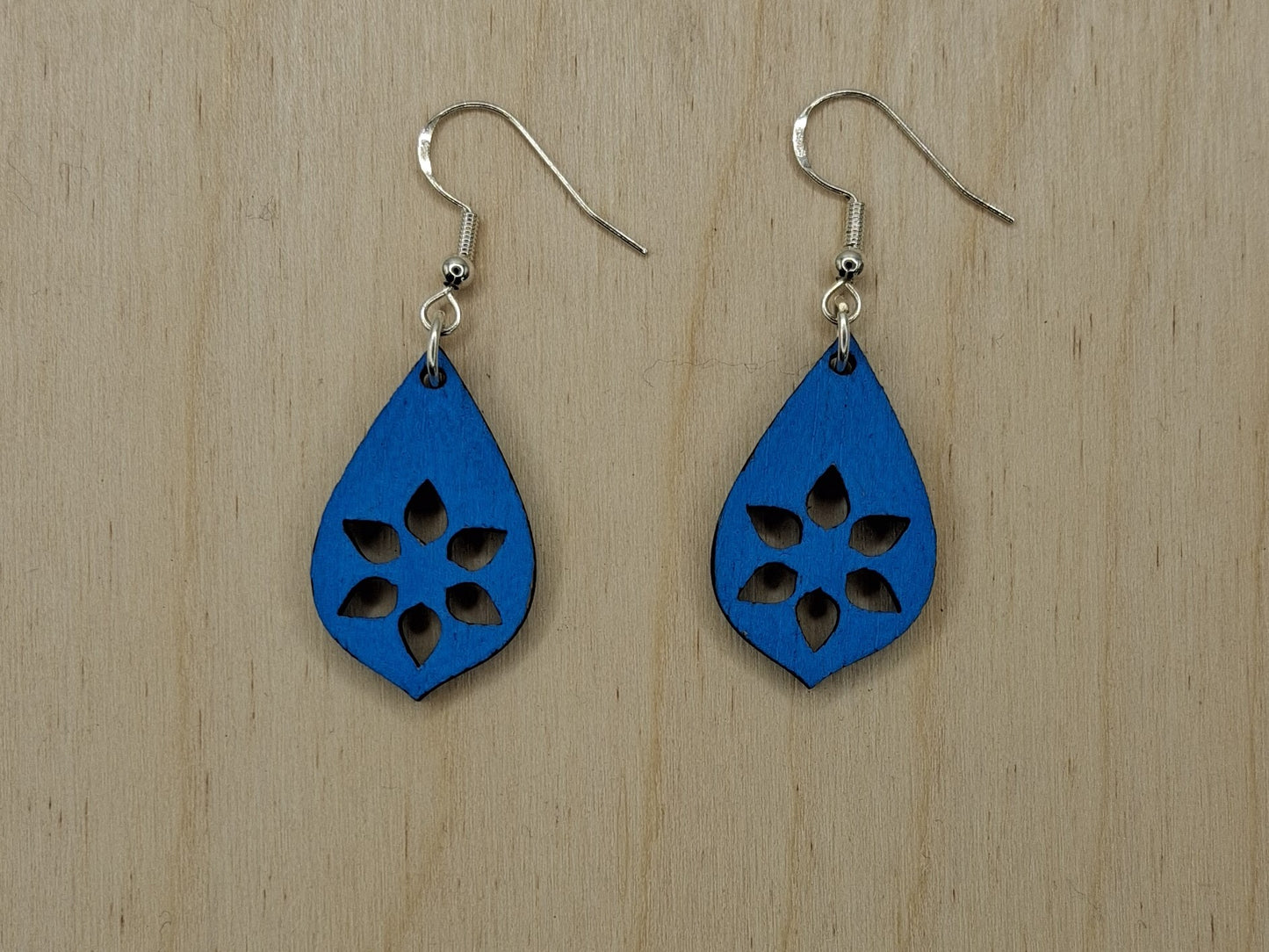 Brincos de Madeira GEOMÉTRICOS cortados a laser e apresentados simples, envernizados ou pintados.