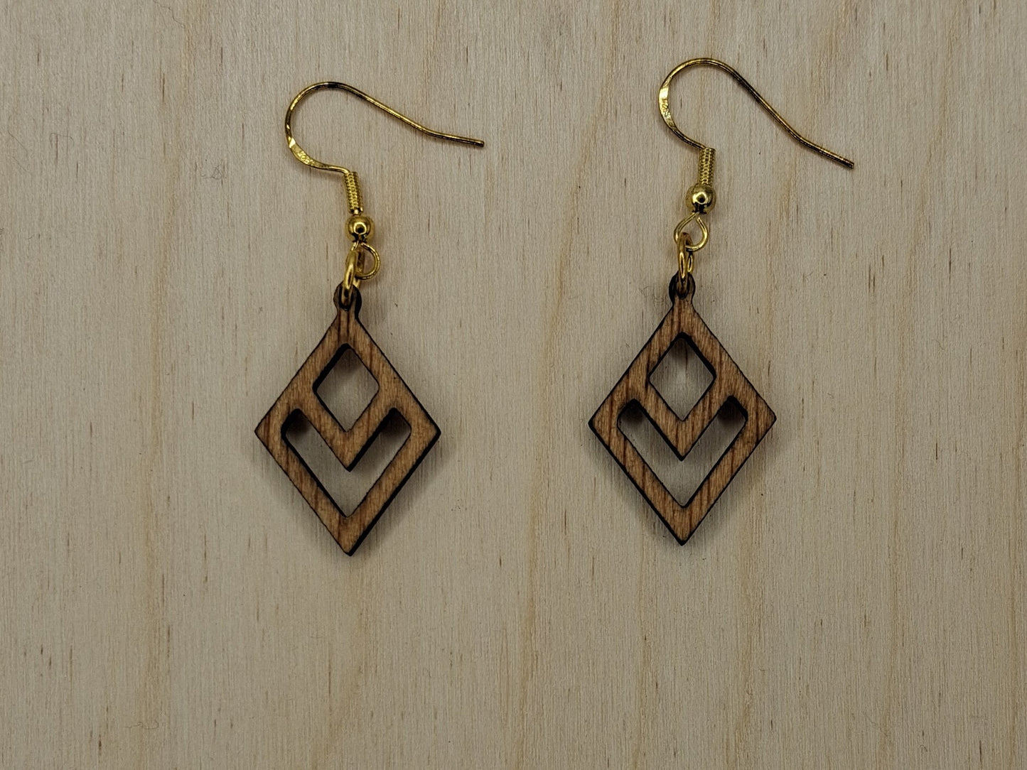 Brincos de Madeira GEOMÉTRICOS cortados a laser e apresentados simples, envernizados ou pintados.
