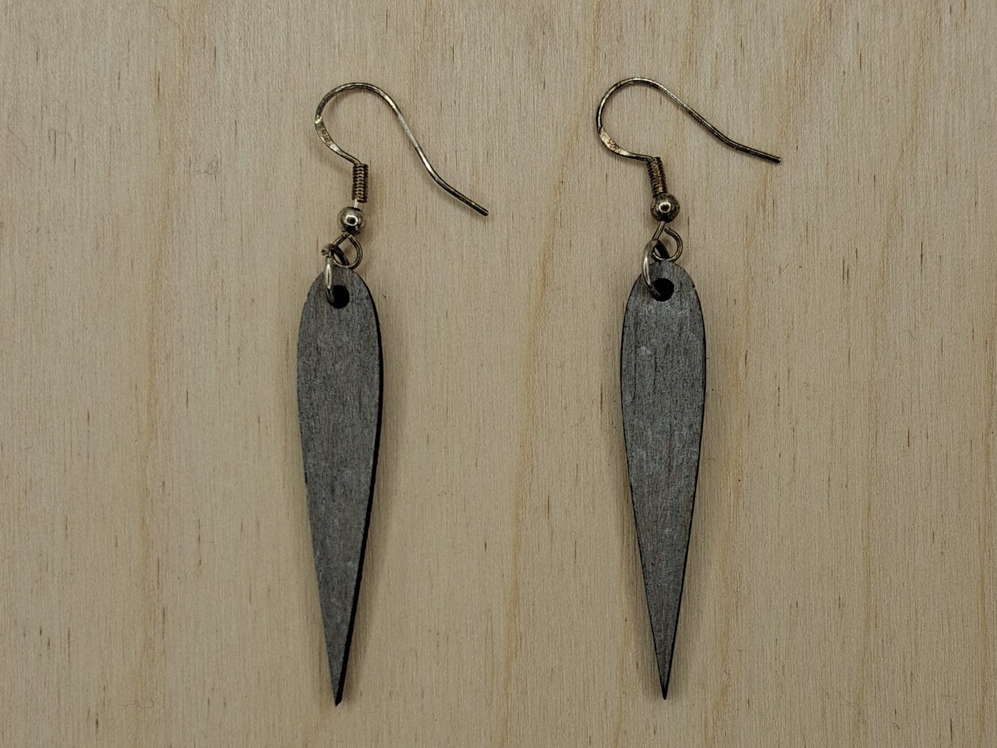 Brincos de Madeira GEOMÉTRICOS cortados a laser e apresentados simples, envernizados ou pintados.