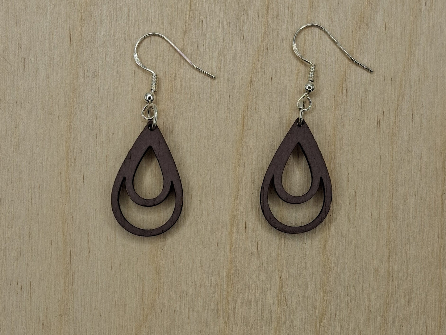 Brincos de Madeira GEOMÉTRICOS cortados a laser e apresentados simples, envernizados ou pintados.