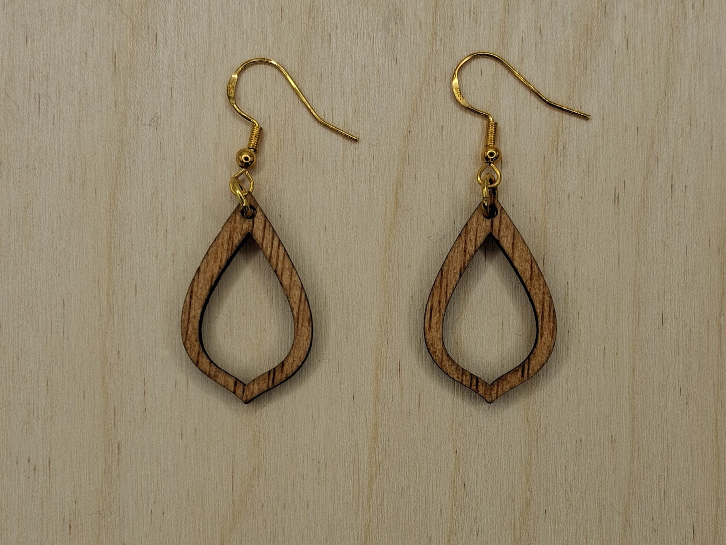 Brincos de Madeira GEOMÉTRICOS cortados a laser e apresentados simples, envernizados ou pintados.