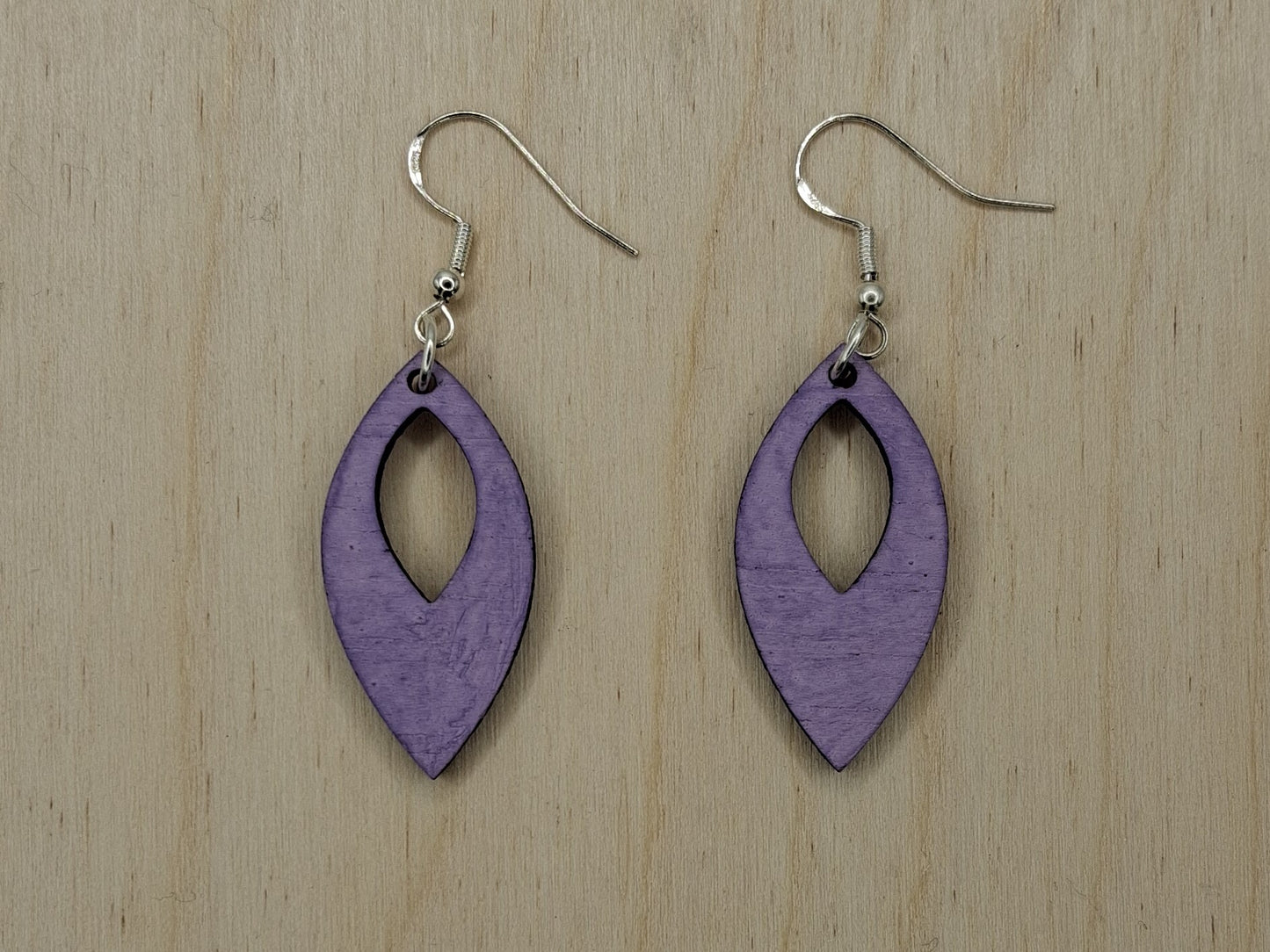 Brincos de Madeira GEOMÉTRICOS cortados a laser e apresentados simples, envernizados ou pintados.