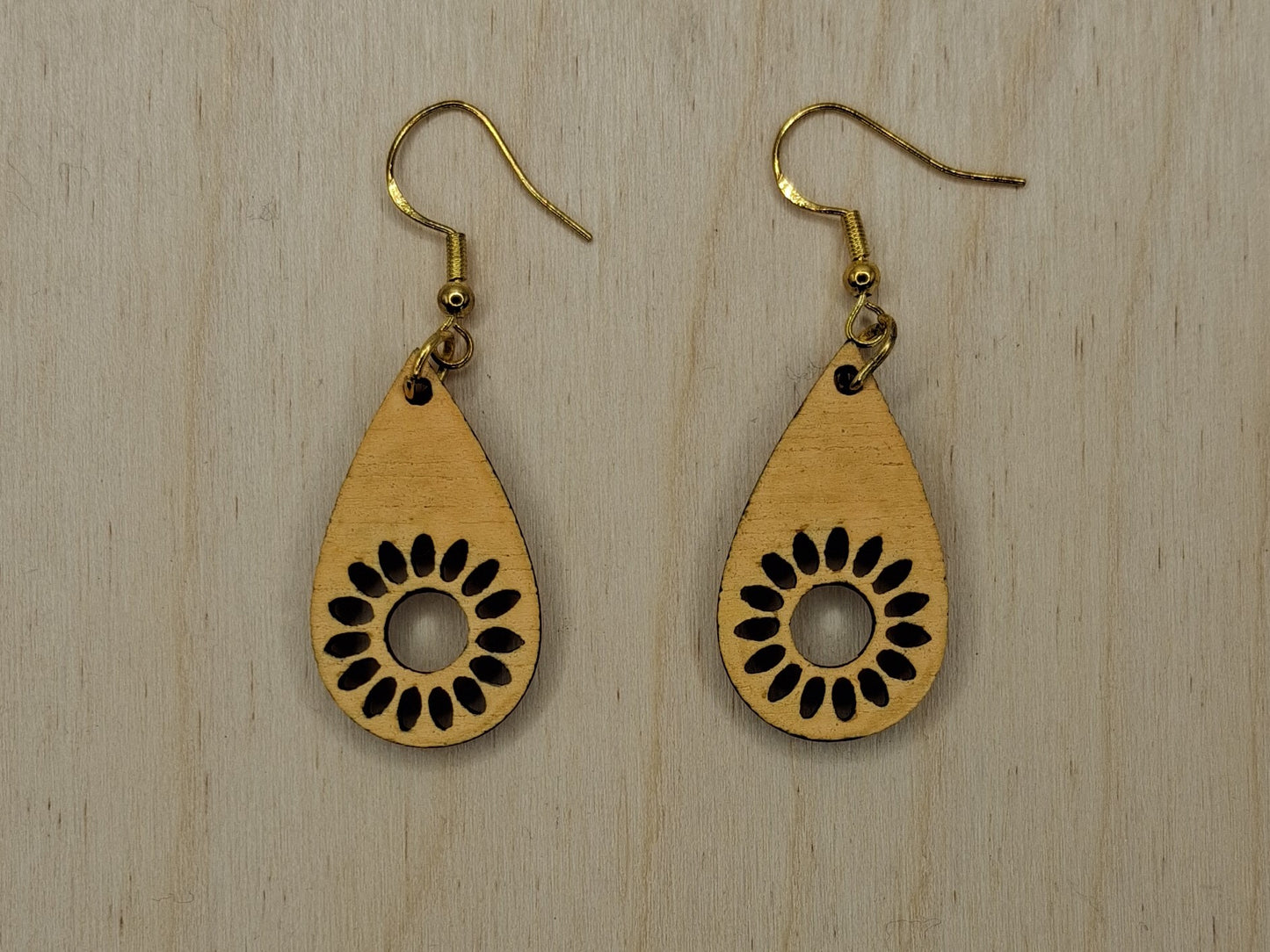 Brincos de Madeira GEOMÉTRICOS cortados a laser e apresentados simples, envernizados ou pintados.