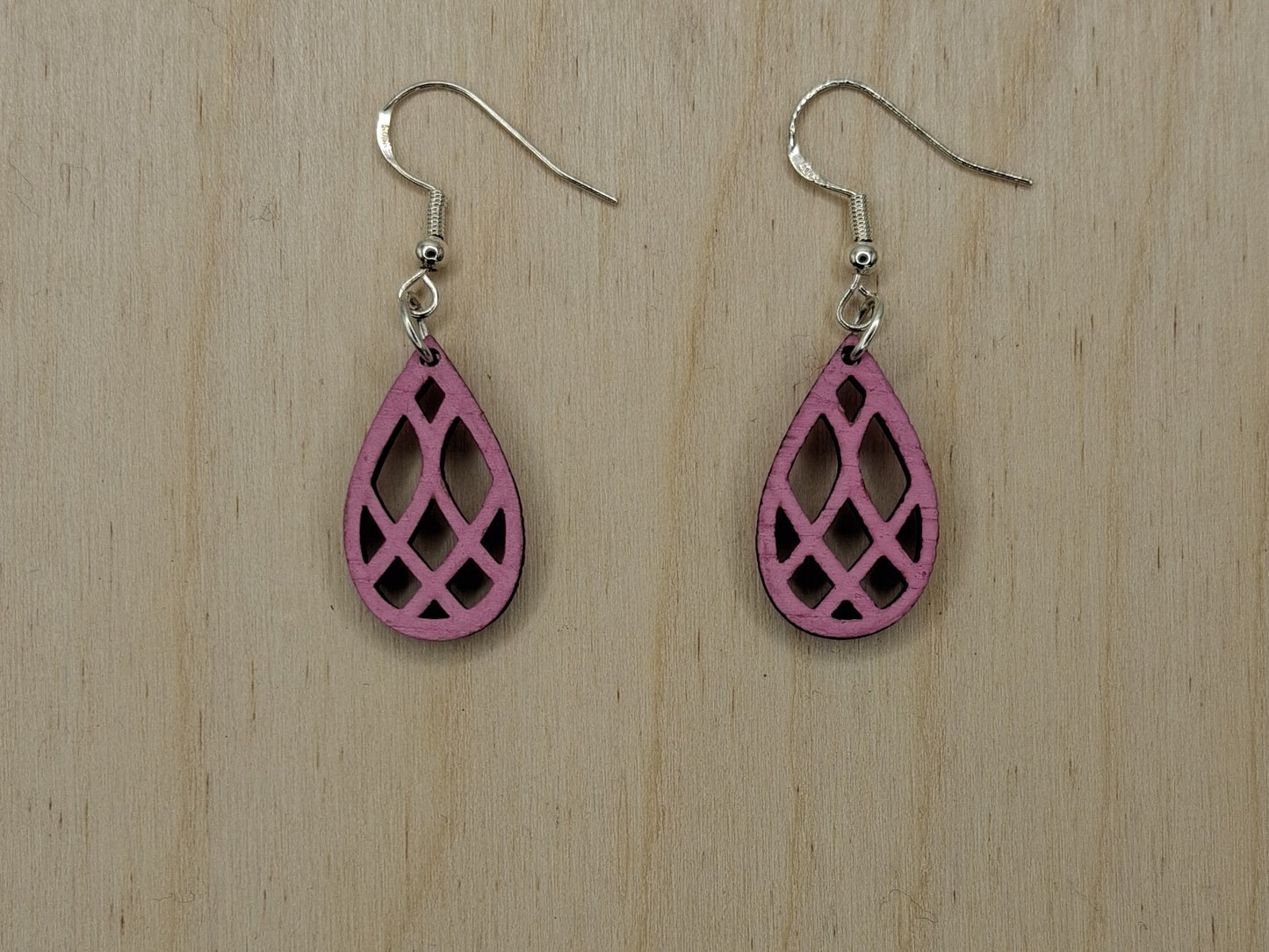 Brincos de Madeira GEOMÉTRICOS cortados a laser e apresentados simples, envernizados ou pintados.