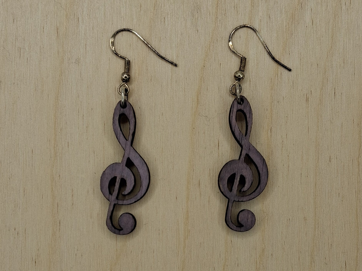 Brincos de Madeira GEOMÉTRICOS cortados a laser e apresentados simples, envernizados ou pintados.