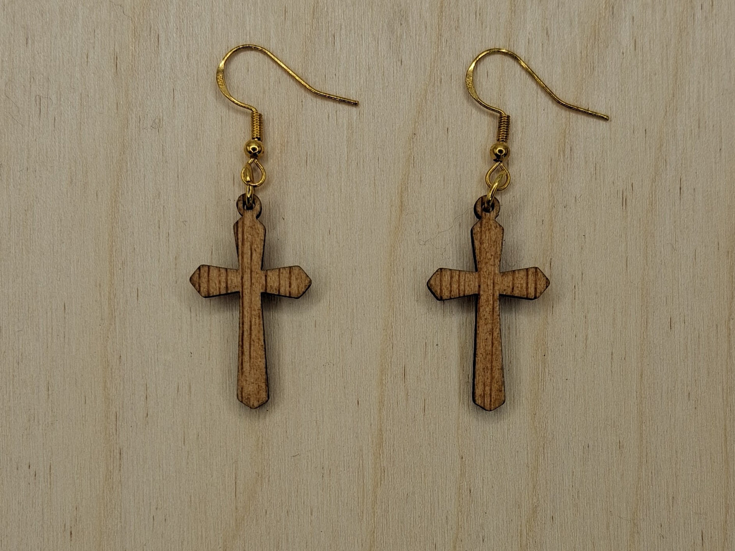 Brincos de Madeira GEOMÉTRICOS cortados a laser e apresentados simples, envernizados ou pintados.