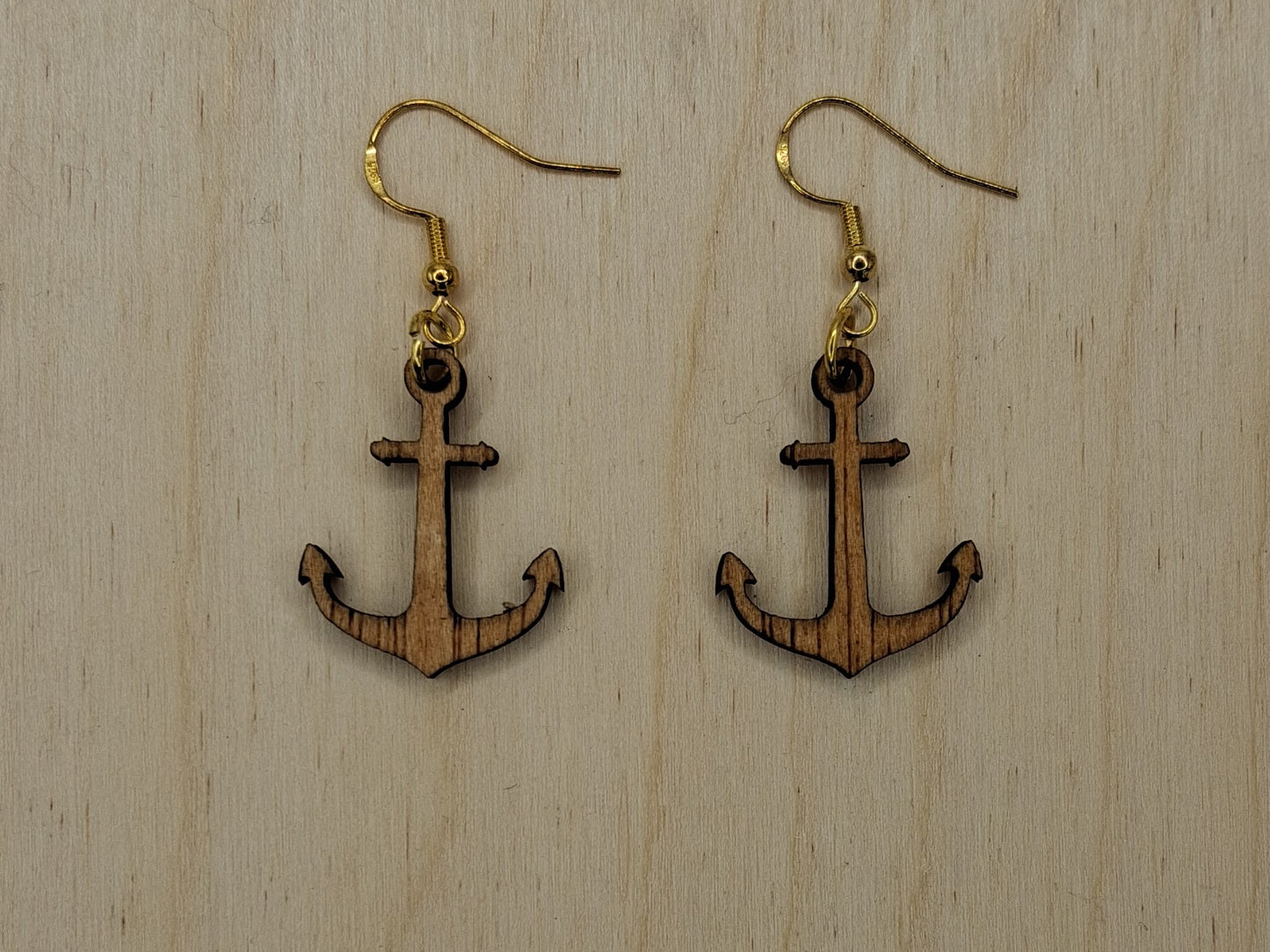 Brincos de Madeira GEOMÉTRICOS cortados a laser e apresentados simples, envernizados ou pintados.