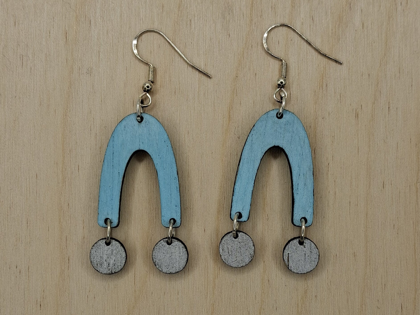 Brincos de Madeira GEOMÉTRICOS cortados a laser e apresentados simples, envernizados ou pintados.