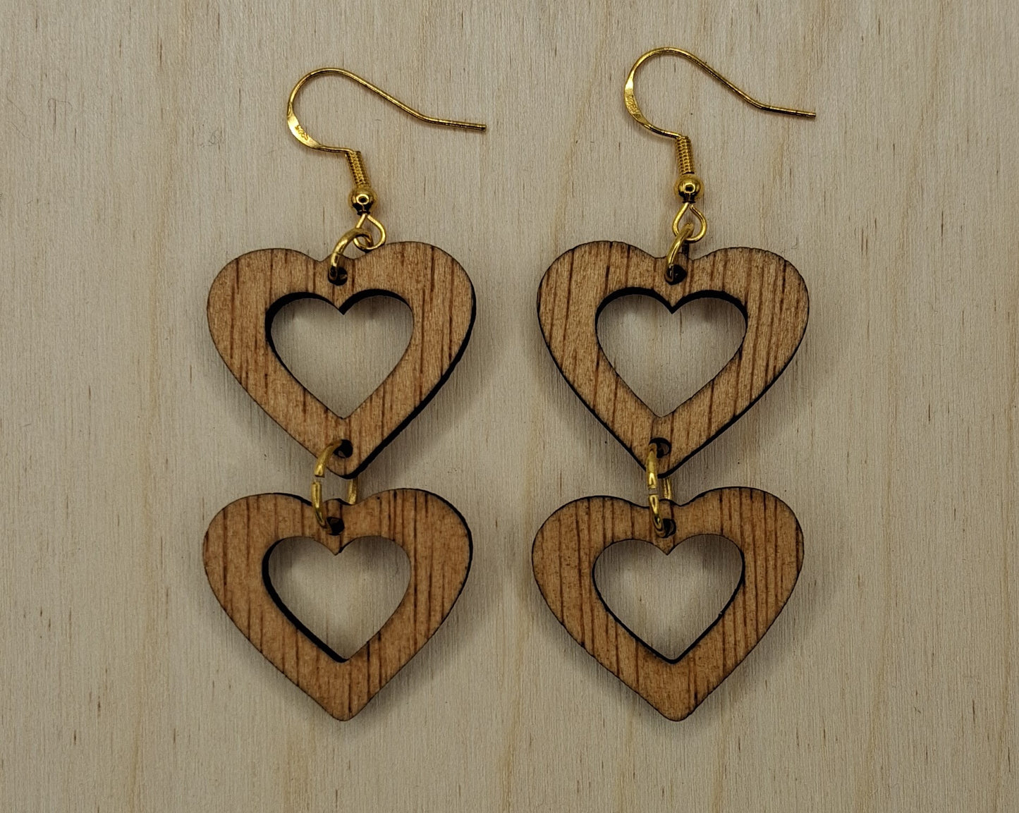 Brincos de Madeira GEOMÉTRICOS cortados a laser e apresentados simples, envernizados ou pintados.