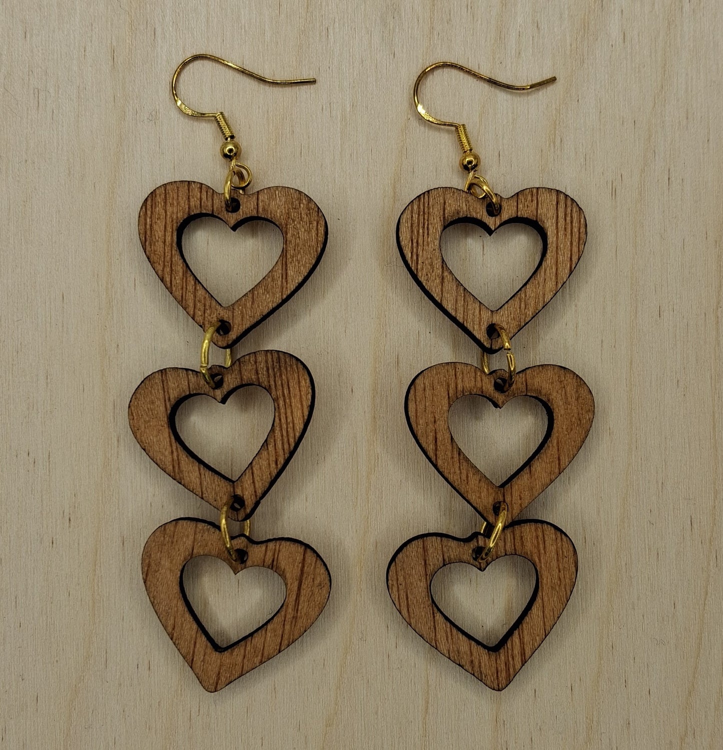 Brincos de Madeira GEOMÉTRICOS cortados a laser e apresentados simples, envernizados ou pintados.