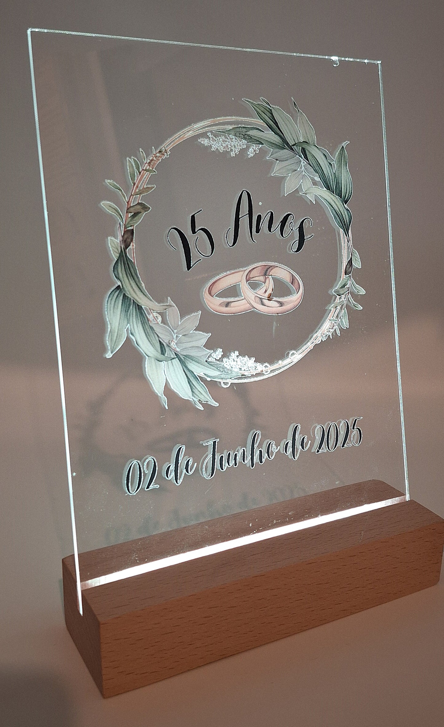 Paineis A5 comemorativos ou informativos em acrilico, com base madeira e iluminação LED