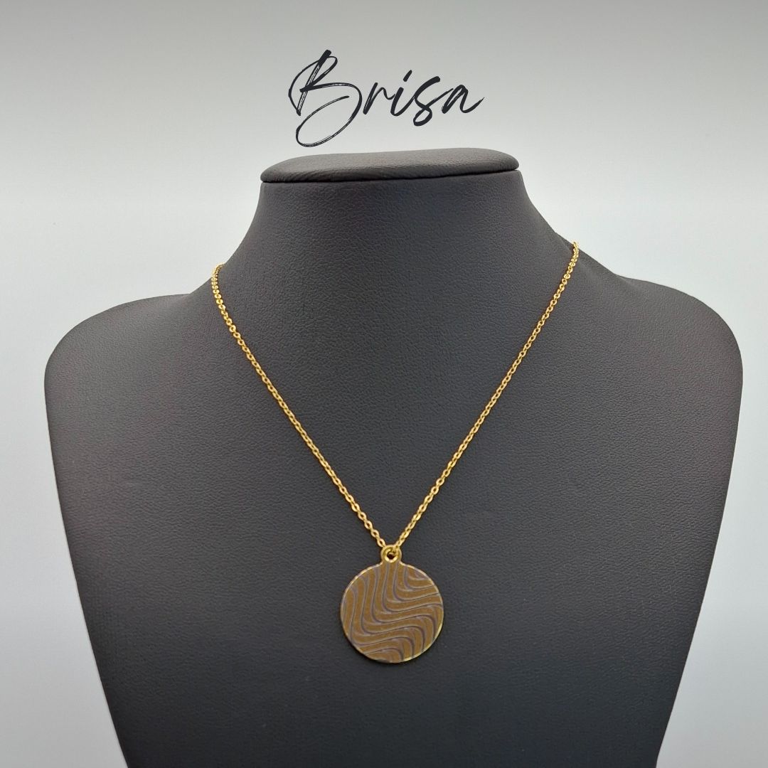 Pendentes redondos, gravados a laser, em aço dourado com fio