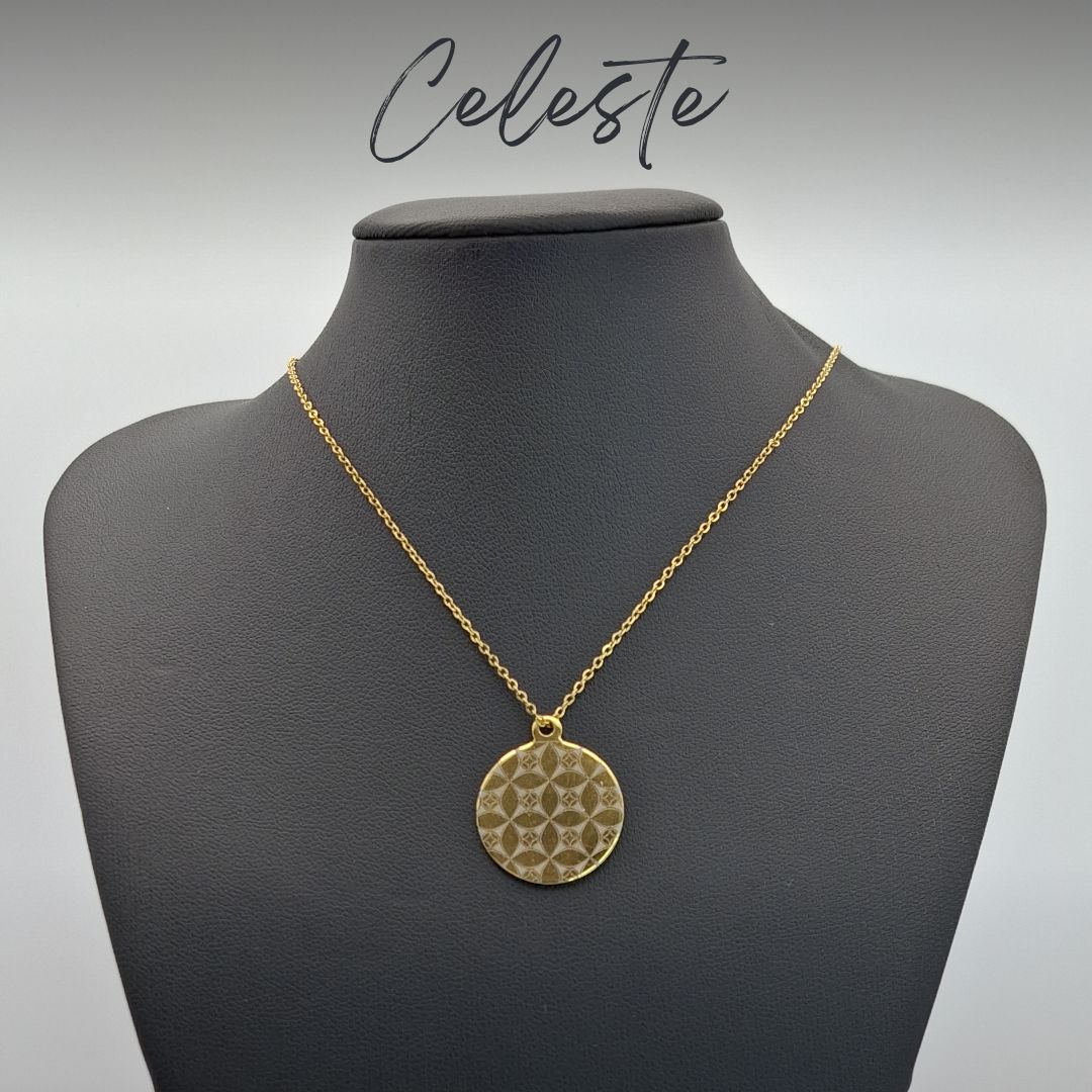 Pendentes redondos, gravados a laser, em aço dourado com fio