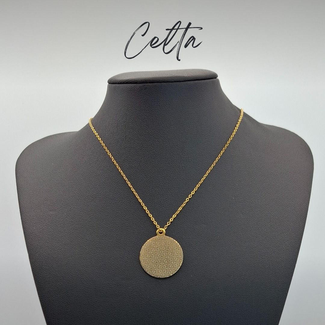 Pendentes redondos, gravados a laser, em aço dourado com fio