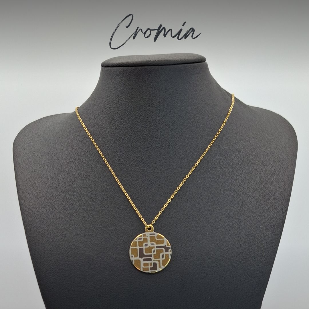 Pendentes redondos, gravados a laser, em aço dourado com fio