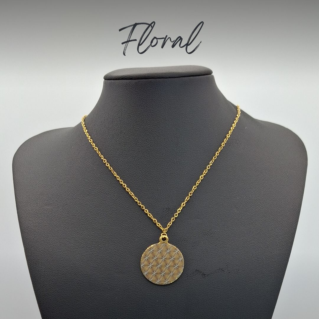 Pendentes redondos, gravados a laser, em aço dourado com fio