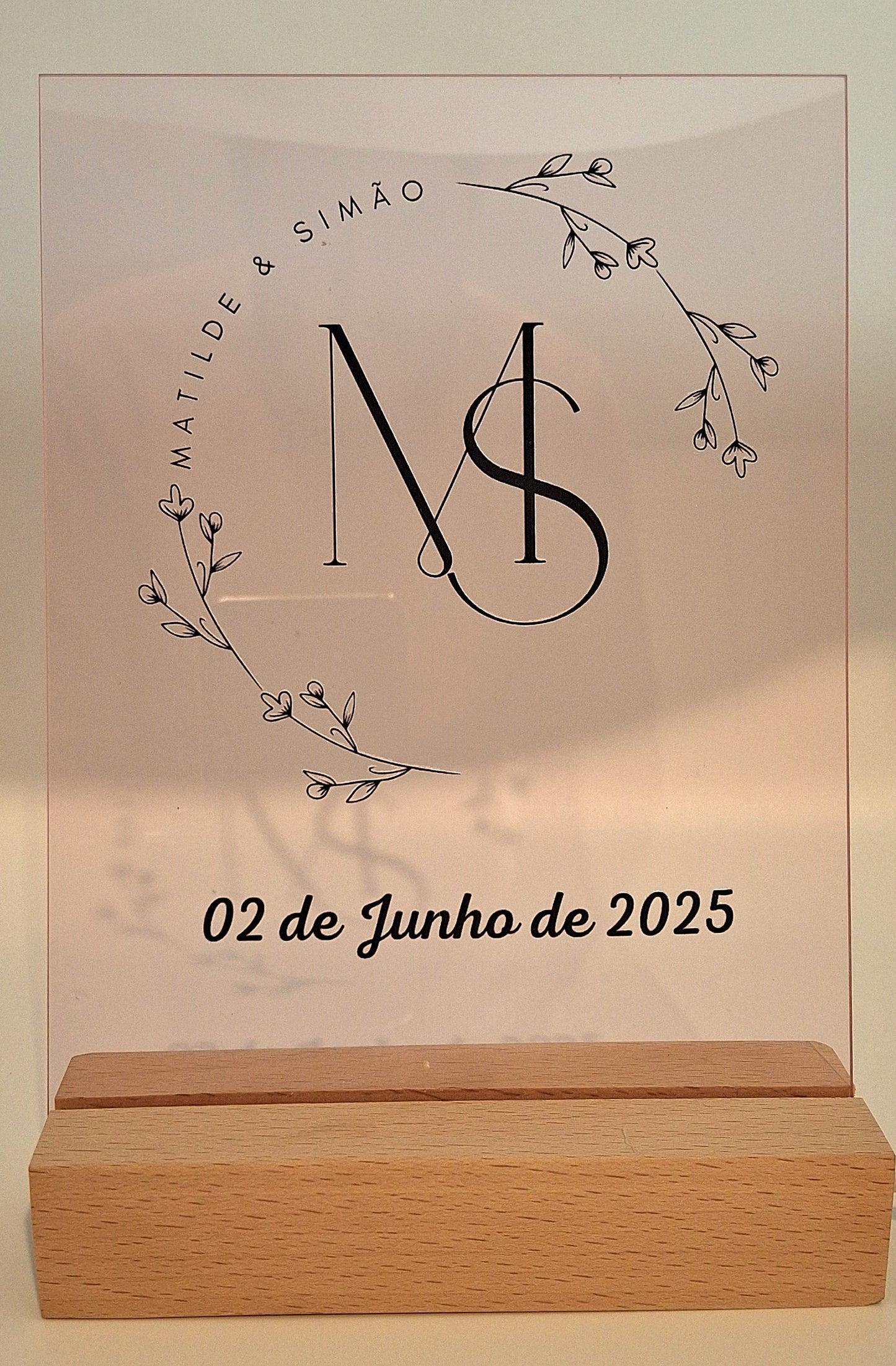 Paineis A5 comemorativos ou informativos em acrilico, com base madeira e iluminação LED