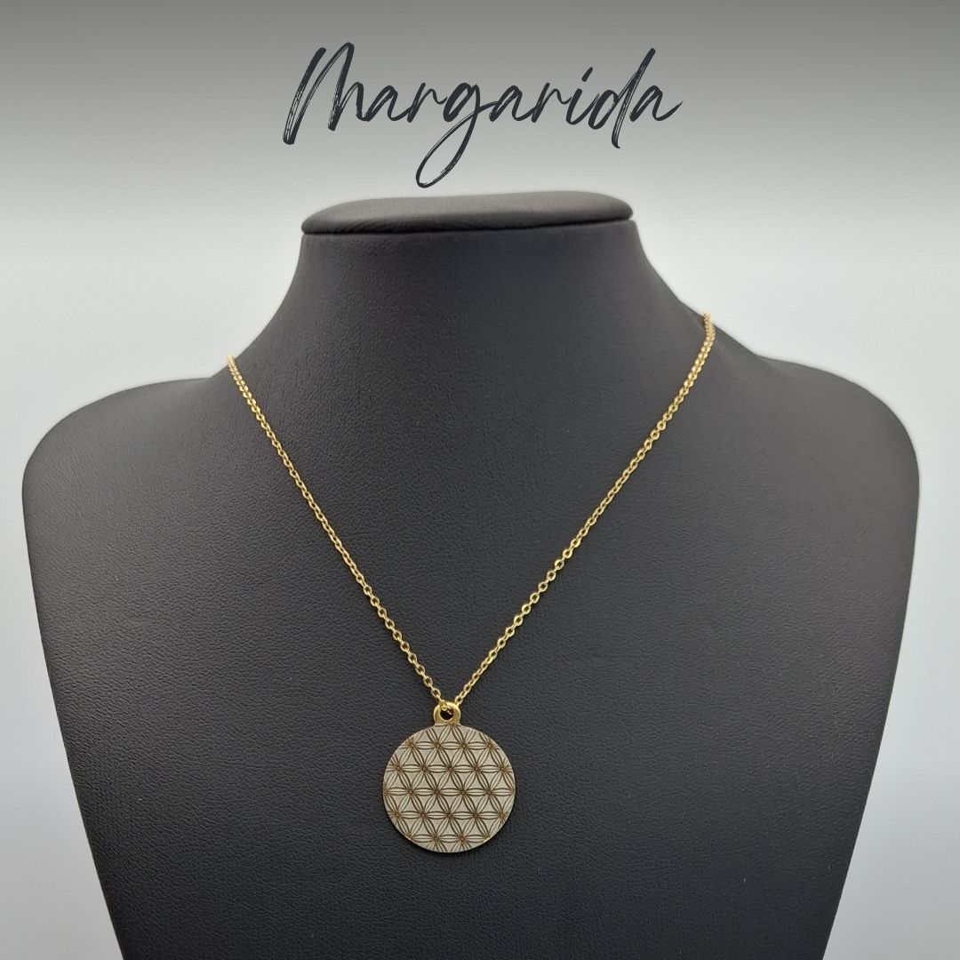 Pendentes redondos, gravados a laser, em aço dourado com fio