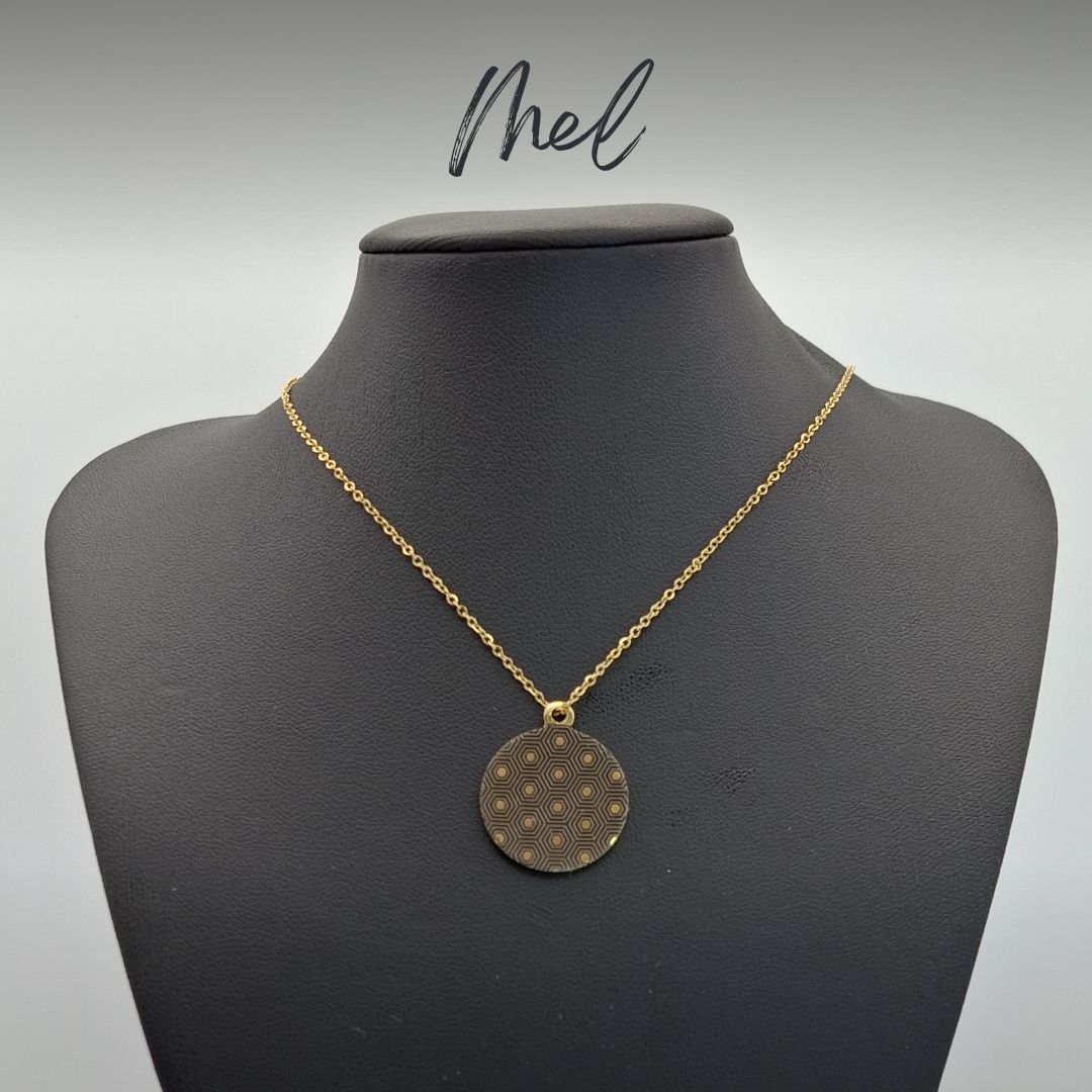 Pendentes redondos, gravados a laser, em aço dourado com fio