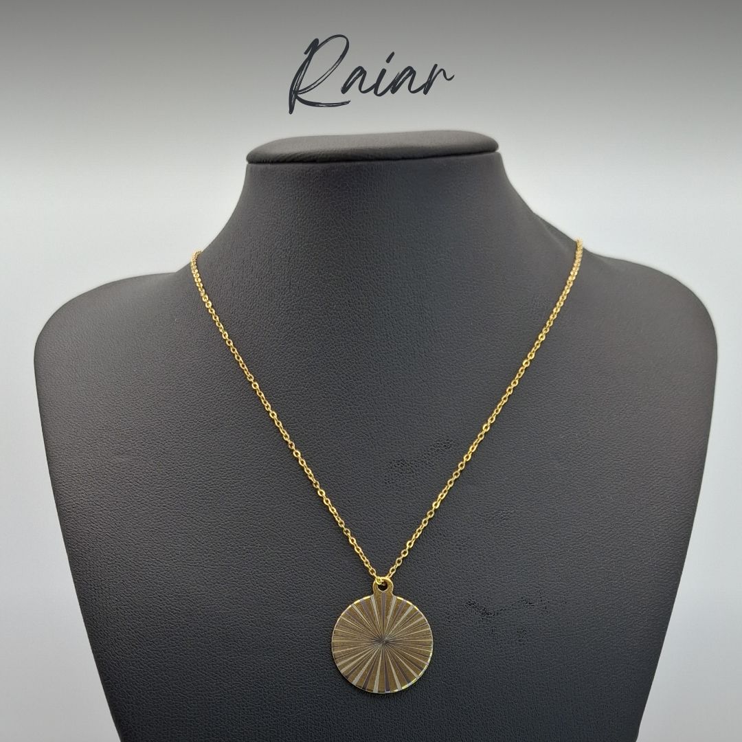 Pendentes redondos, gravados a laser, em aço dourado com fio