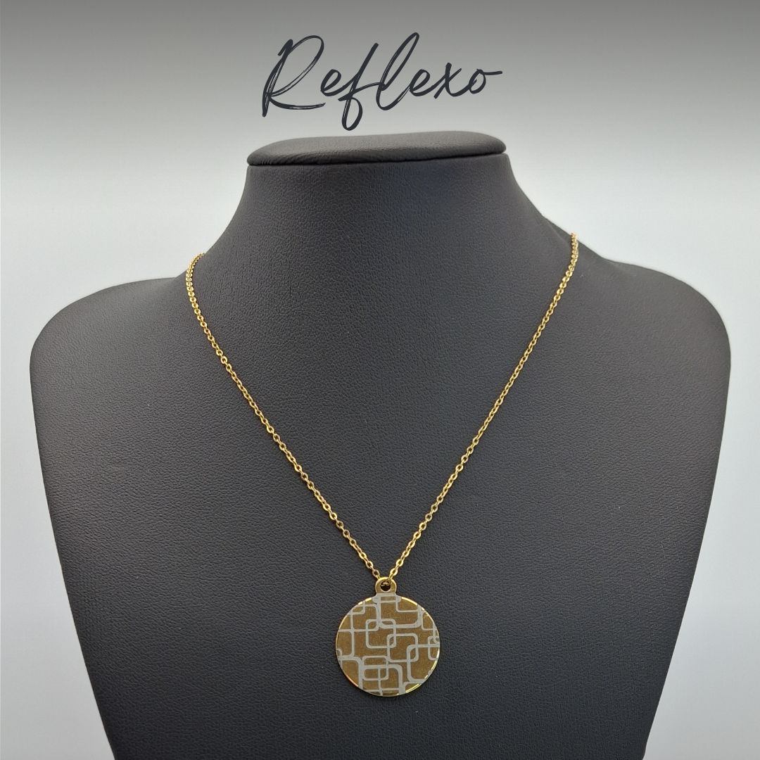 Pendentes redondos, gravados a laser, em aço dourado com fio