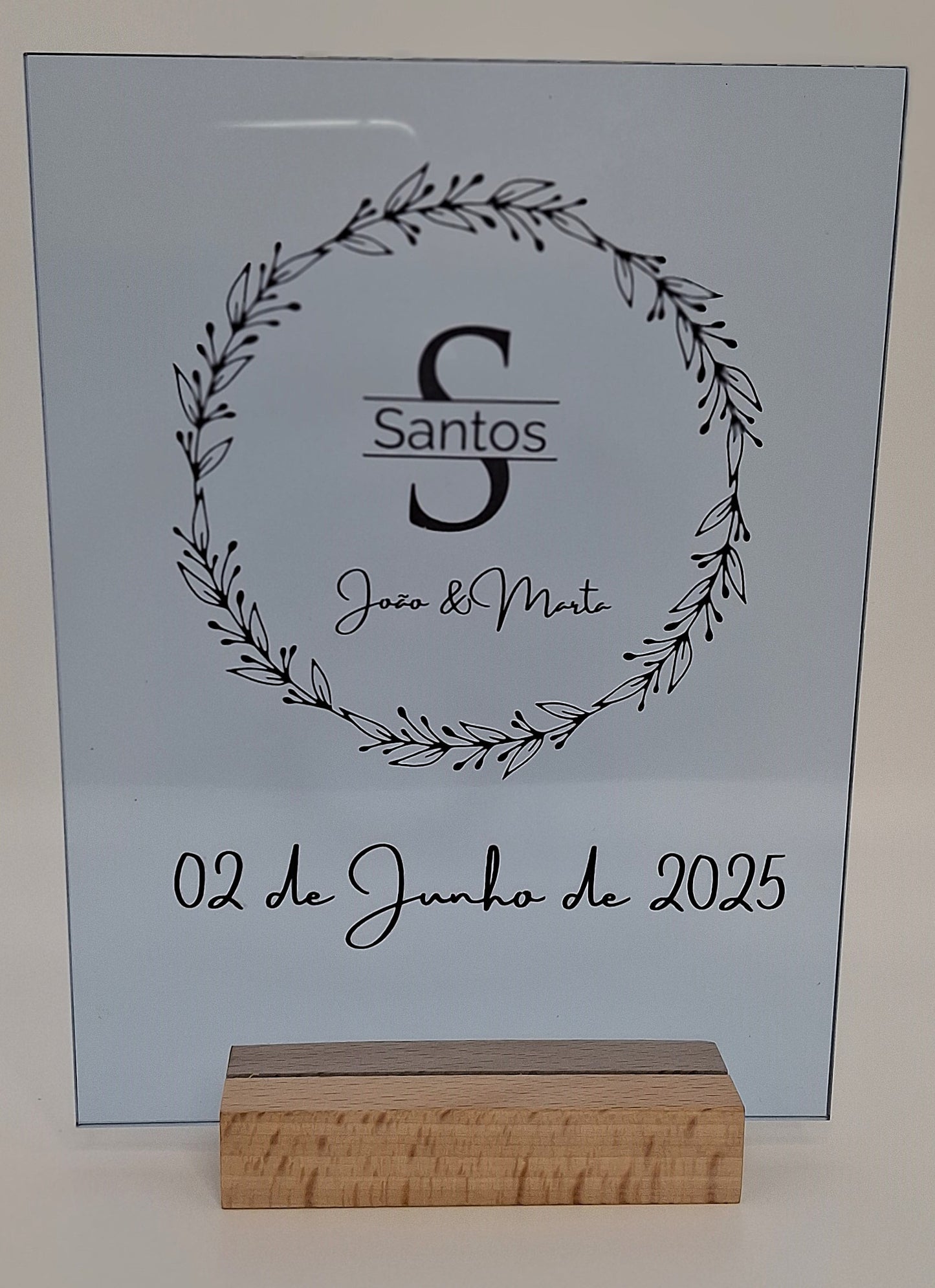 Paineis A5 comemorativos ou informativos em acrilico, com base madeira, sem iluminação