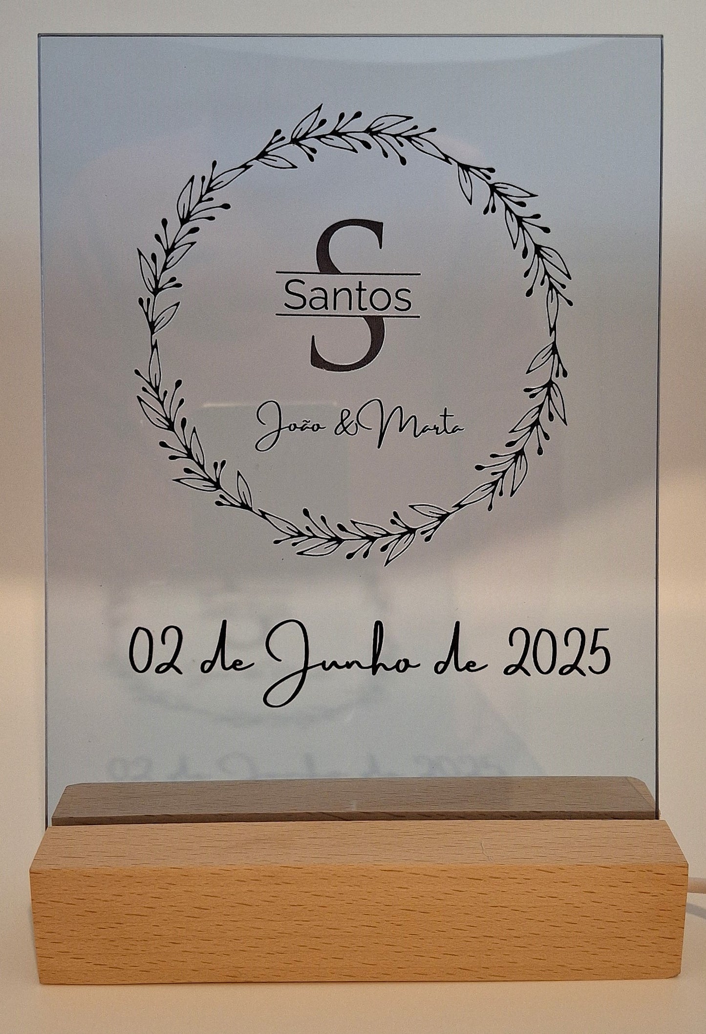 Paineis A5 comemorativos ou informativos em acrilico, com base madeira e iluminação LED