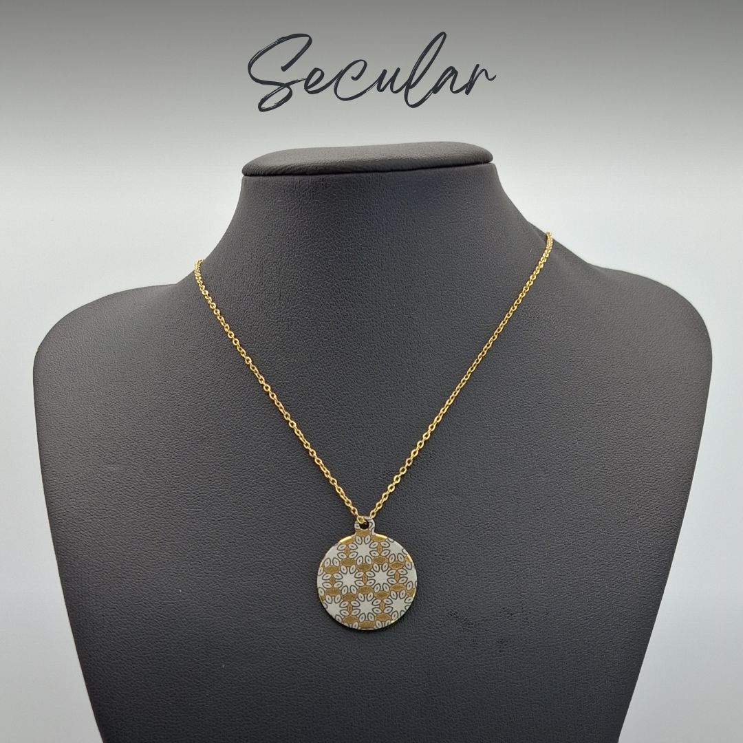 Pendentes redondos, gravados a laser, em aço dourado com fio