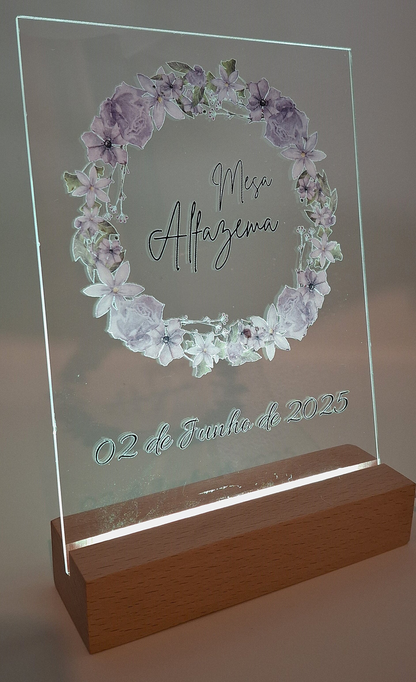 Paineis A5 comemorativos ou informativos em acrilico, com base madeira e iluminação LED